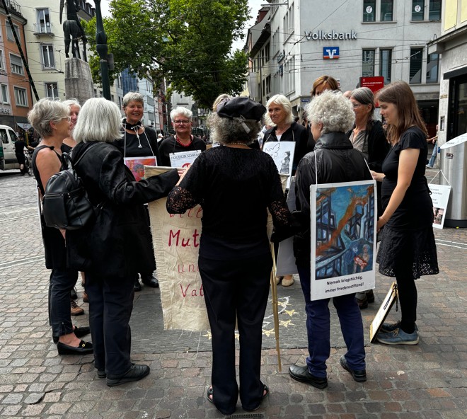 Frauen in Schwarz in Aktion