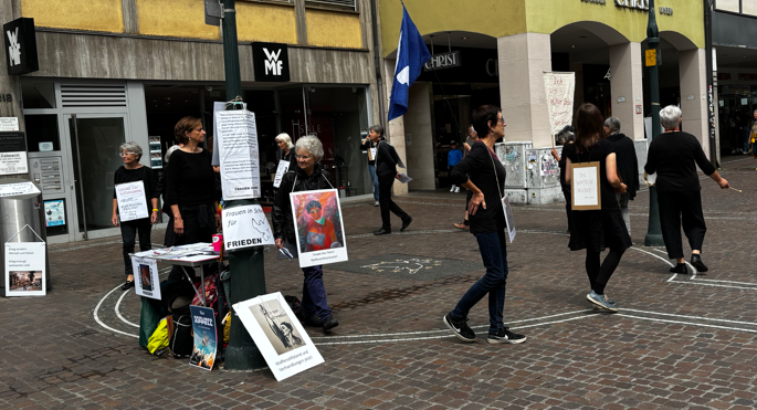 Frauen in Schwarz in Aktion